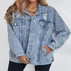Detailansicht einer Damen Oversize Denimjacke in Hellblau mit modischen Ripped-Effekten.