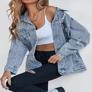Detailansicht der übergroßen Denim-Jacke im Boyfriend-Stil mit Destroyed-Effekten und Rissen