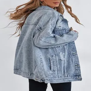 Detailansicht einer übergroßen Boyfriend-Jeansjacke für Damen mit Distressed-Effekten.