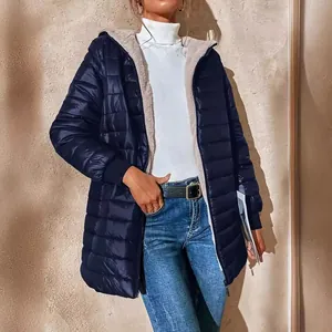 Vista dettagliata della giacca trapuntata blu navy con cappuccio e calda fodera in pile