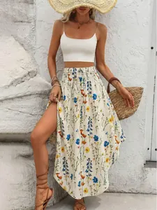 Detailansicht eines böhmischen A-Linien-Rocks mit Blumendruck, hohem Schlitz und Crop-Top