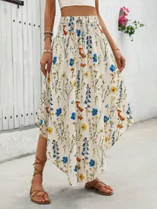 Detail eines bohème-blumen-A-Linien-Rocks mit Smok-Taille und asymmetrischem Saum