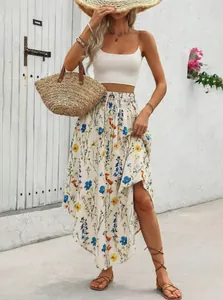 Boho-Rock mit Blumenmuster kombiniert mit weißem Crop-Top und sommerlichem Strohhut