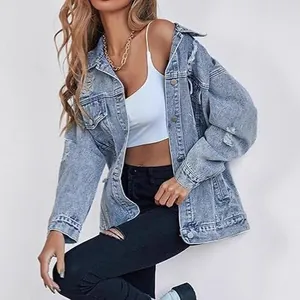 Giacca di jeans oversize da donna stile boyfriend con dettagli strappati alla moda