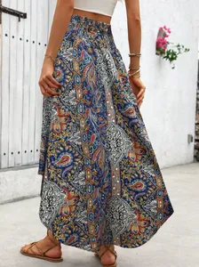 Detailansicht eines böhmischen A-Linien-Maxirocks mit Ethno-Paisley-Print und Gummibund