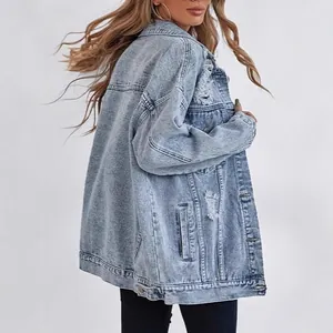 Giacca di jeans oversize azzurra da donna con dettagli strappati stile boyfriend