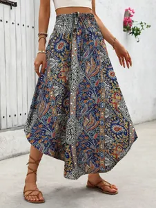 Detaillierte Ansicht eines Maxirocks im Boho-Stil mit lebendigen Paisley-Mustern und A-Linie