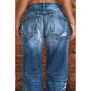 Vue arrière d'un jean évasé pour femme en denim bleu délavé avec des détails usés.