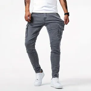 Jeans cargo grigi da uomo dal taglio slim con tasche laterali e gamba affusolata