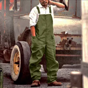 Vintage ανδρική φόρμα cargo σε λαδί χρώμα με φόντο ένα παλιό σκουριασμένο φορτηγό