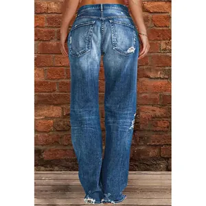 Vue arrière d'un jean évasé pour femme en denim bleu délavé vintage avec détails usés