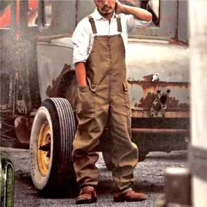 Φωτογραφία lifestyle με vintage καφέ βαμβακερή φόρμα εργασίας και λευκό πουκάμισο