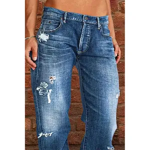 Détail de la finition déchirée sur un jean denim bleu délavé vintage pour femme chic