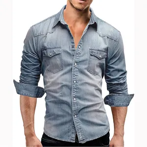 Herrenhemd aus hellblauem Denim mit Used-Effekt und zwei Brusttaschen.