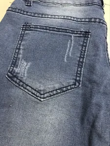 Vista macro detallada del bolsillo trasero desgastado de un vaquero azul para hombre