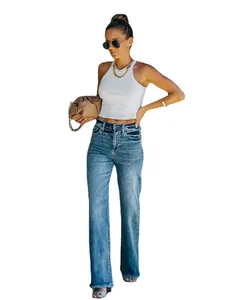 Volledig aanzicht van de blauwe gewassen flare jeans voor dames met een witte tanktop