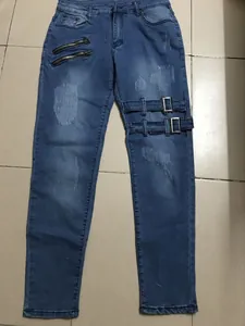 Vaqueros pitillo azules para hombre con parches desgastados, cremalleras y hebillas