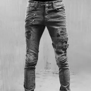 Detailansicht der Herren-Bikerjeans mit Reißverschlüssen und Schnallen