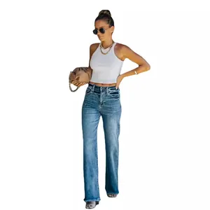Stijlvolle dames flare jeans met hoge taille in gewassen blauw getoond op een model