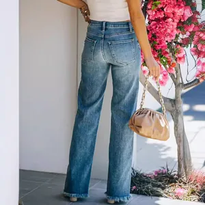 Gewassen blauwe flared jeans voor dames met stijlvolle rafelige zomen en hoge taille