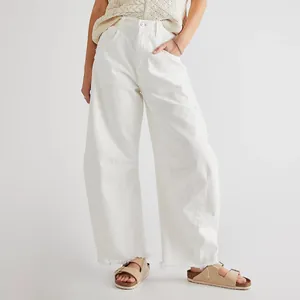 Vue détaillée du jean blanc taille haute à jambes larges avec bordure d'ourlet brute