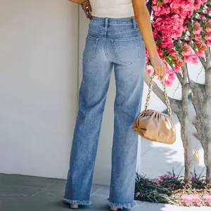 Vista posteriore di jeans azzurri a vita alta con una finitura trendy dell'orlo sfrangiato.