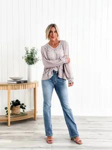 Vue complète d'un mannequin portant un jean en denim bleu extensible et amincissant chez soi