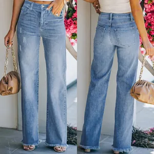 Vista dettagliata dei jeans a zampa blu lavati da donna con orlo sfrangiato e vita alta