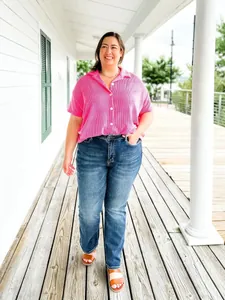 Vue complète d'un jean en denim bleu extensible grande taille porté par un mannequin