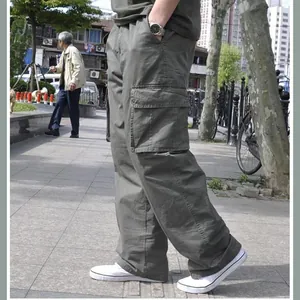 Detalle lateral de pantalones cargo de hombre de talla grande con varios bolsillos