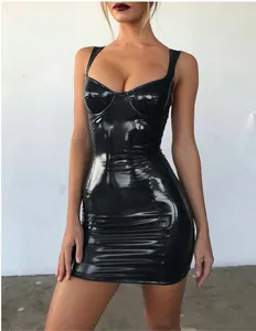 Sexueller schwarzer PU-Leder Bodycon Mini-Kleid mit schmalen Trägern und taillierter Passform