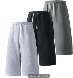 Primo piano di tre pantaloncini casual da uomo in diversi colori grigio e nero.