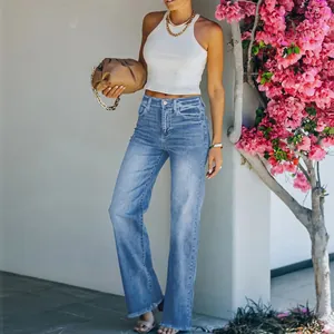 Jeans blu a zampa a vita alta con top bianco in una vista di giardino elegante