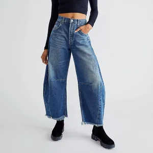 Vue détaillée du jean large à taille haute avec ourlet brut et effet délavé usé