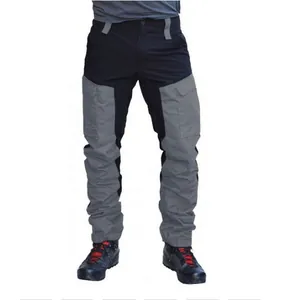 Λεπτομερής προβολή του ανδρικού slim fit παντελονιού cargo για υπαίθρια αθλήματα