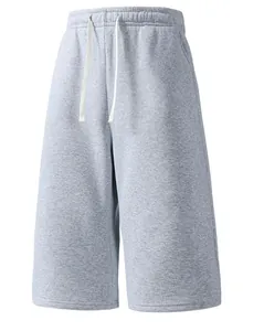 Dettaglio ravvicinato di pantaloncini sportivi casual grigi larghi da uomo con coulisse in vita