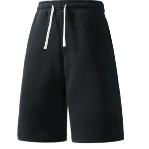 Primo piano di pantaloncini casual da uomo neri ampi con dettaglio coulisse bianca