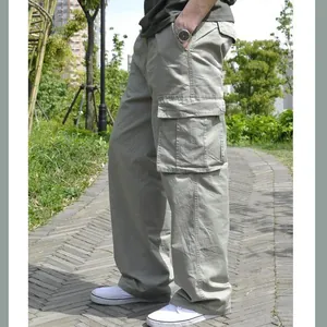 Vista lateral detallada de pantalones cargo de talla grande con múltiples bolsillos.