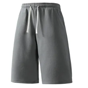 Dettaglio di pantaloncini casual da uomo grigi con elastico in vita e coulisse bianca