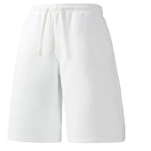 Vista frontale che mostra la vita con coulisse e la trama del tessuto dei pantaloncini.
