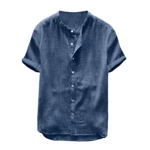 Detailansicht eines blauen Herren-Freizeithemdes mit Stehkragen und kurzen Ärmeln