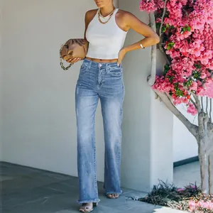 Vista dettagliata dei jeans a zampa a vita alta da donna con orli sfrangiati moda.