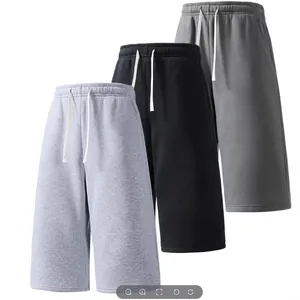 Tre paia di pantaloncini casual da uomo larghi con coulisse in diversi colori coordinati
