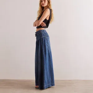 Pantalones vaqueros anchos de talle alto con pliegues para mujer en vista lateral
