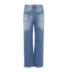 Vista dettagliata posteriore di jeans in denim lavaggio chiaro con orlo grezzo sfilacciato