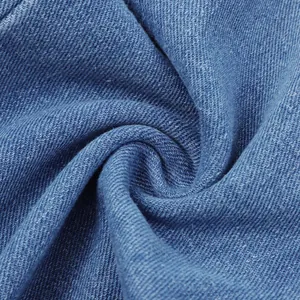 Vista macro della trama del tessuto denim blu con un classico motivo a trama saia.