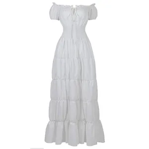 Detalle del vestido renacentista medieval blanco con falda de capas y cintura nido de abeja