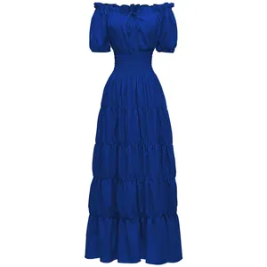 Detalle de vestido largo renacentista azul con cintura nido de abeja y falda de volantes