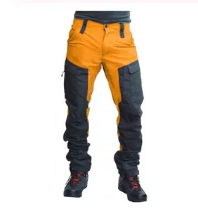 Λεπτομερής προβολή του ανδρικού slim fit υπαίθριου παντελονιού cargo σε πορτοκαλί και γκρι