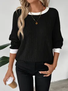 Primer plano de un top acanalado negro para mujer con cuello blanco y collar dorado